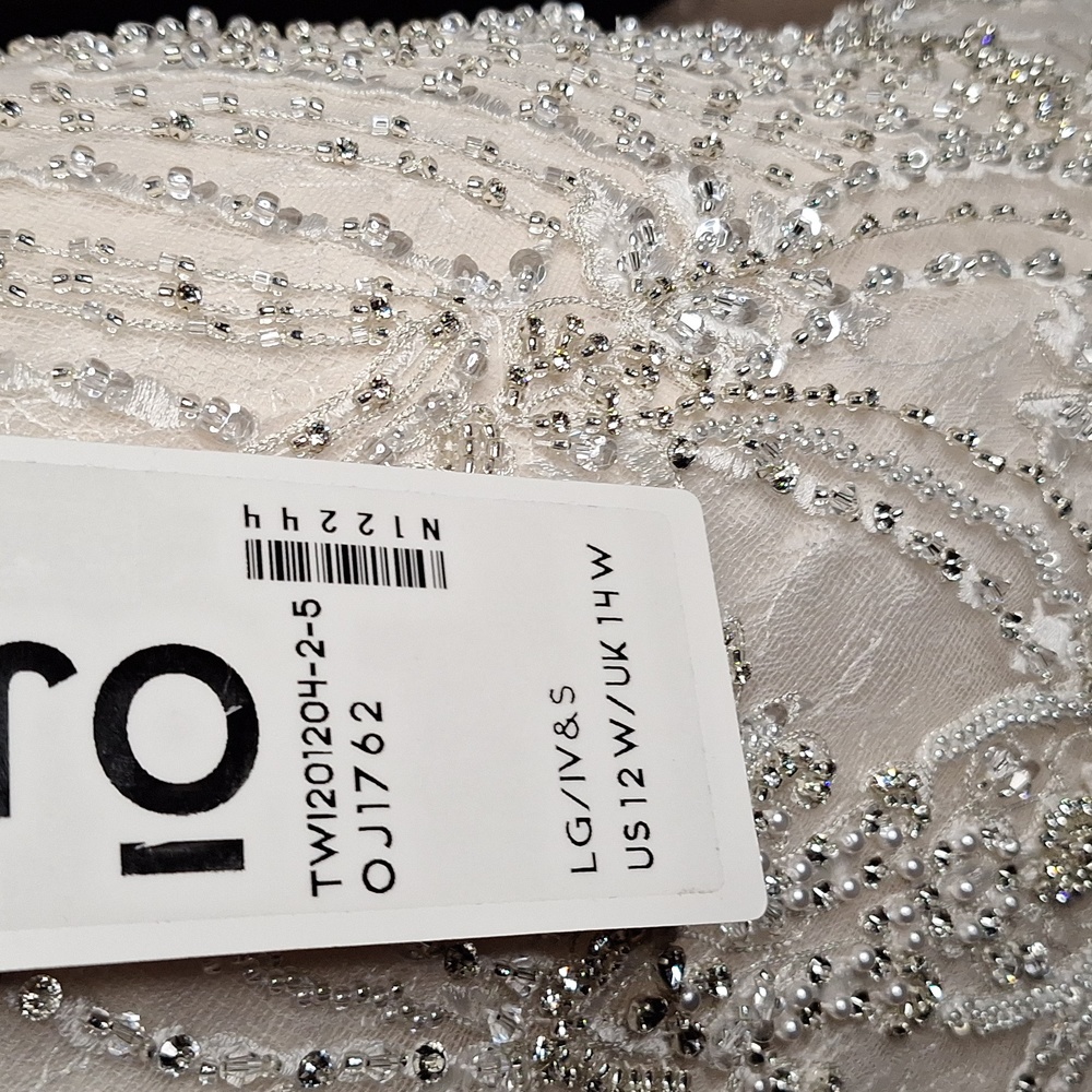 She's the Grand-Dom of all the wedding gowns. SIZE 12, # OJ1762 - Picture 14 of 14